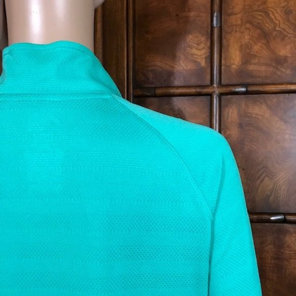 NWOT Danskin Aqua Dri-More Moisture Wicking Reflective Stripe Thumbhole Top - Picture 10 of 15